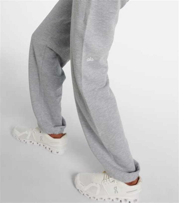 Alo Sweatpants: The Perfect Blend of Style and Comfort